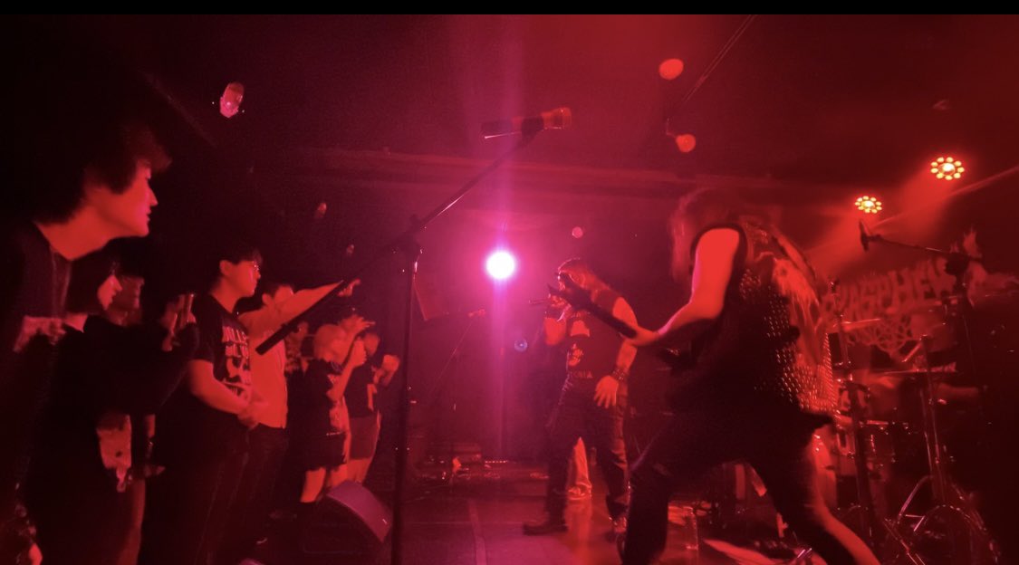 survivenemo's tweet photo. 韓国でライブ、レコーディング、打ち合わせ。

俺は本気でやってる。

だから頼む。

これ以上、笑いのネタを投げてくるな。

俺は真面目なのに、最後だけ何故か全部コントになる。

世界の方が毎回ボケてくる。

だからツッコマずにはいられない。

無事帰国してそんな事思い出す。 https://t.co/QrQZZTzGLE