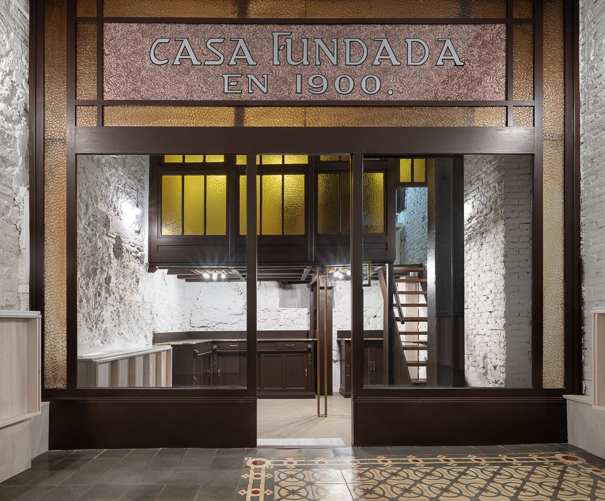 VaProyecta's tweet photo. El Colegio de Arquitectos de Valladolid (COAVA) concede la placa Docomomo Ibérico al local de Cuchillería Blanco en Calle Santiago, obra de Ramón Pérez Lozana con una reciente rehabilitación de Óscar Miguel Ares.

📸 https://t.co/M7NfsfFaq0

📍 Calle Santiago, Valladolid. https://t.co/EFdHeVJh41