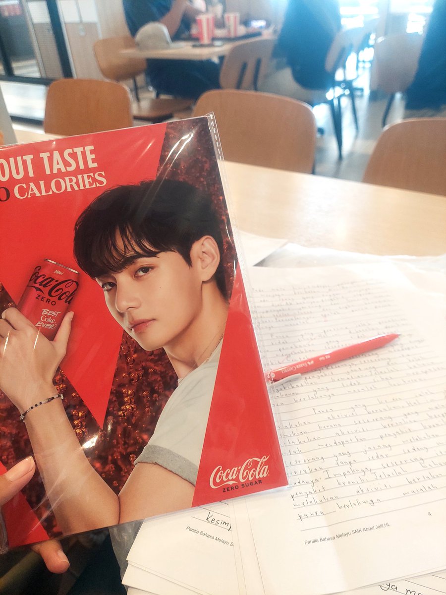 soogyusol's tweet photo. Bagi semangat nak tanda paper exam murid 💓 https://t.co/9O2OScwMry