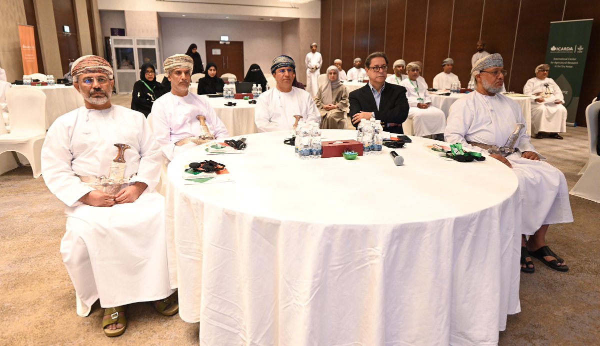 MAFWR_OM's tweet photo. انطلقت اليوم بمسقط أعمال ورشة العمل الافتتاحية لمشروع إدخال وتقييم ونشر وتقديم خدمات استشارية في مجال استخدام التقنيات الحديثة والذكاء الاصطناعي في إدارة المزرعة وزيادة الإنتاجية وتحسين جودة المنتج بدول مجلس التعاون الخليجي، بمشاركة ممثلين وخبراء من دول مجلس التعاون والأمانة العامة للمجلس والمركز الدولي للبحوث الزراعية في المناطق الجافة (إيكاردا).

ويأتي المشروع في ظل التحديات المتزايدة التي تواجه النظم الزراعية والغذائية في دول الخليج، وفي مقدمتها شح الموارد المائية وارتفاع ملوحتها، وارتفاع درجات الحرارة، وتدهور خصوبة التربة، ومحدودية الأراضي الصالحة للزراعة، إضافة إلى الاعتماد الكبير على استيراد الغذاء.

ويهدف إلى تعزيز الزراعة الذكية والتحول الرقمي عبر توظيف التقنيات الحديثة والذكاء الاصطناعي، بما يسهم في رفع الإنتاجية وتحسين جودة المنتجات الزراعية، وترشيد استخدام الموارد الطبيعية، ودعم استدامة القطاع الزراعي والأمن الغذائي في دول مجلس التعاون الخليجي.