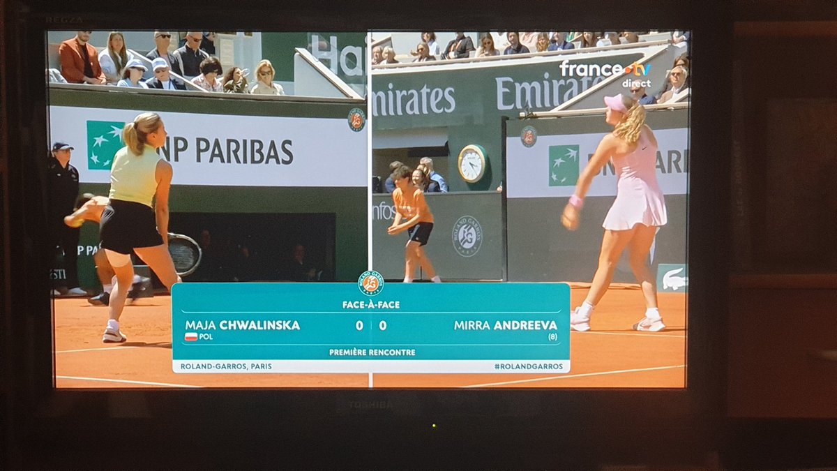 Phil_7338's tweet photo. @PatriceCali @f_asselineau Les supporters de #MiraAndreeva 🇷🇺 ont été obligés de remballer leur #DrapeauRusse 🇷🇺 à la demande des vigiles de la sécurité de #RollandGarros alors qu'elle venait de gagner le match !
Pas droit à l'hymne national Russe, ni à voir figurer nom et nationalité #tableaudaffichage. https://t.co/T2s3XAb14d