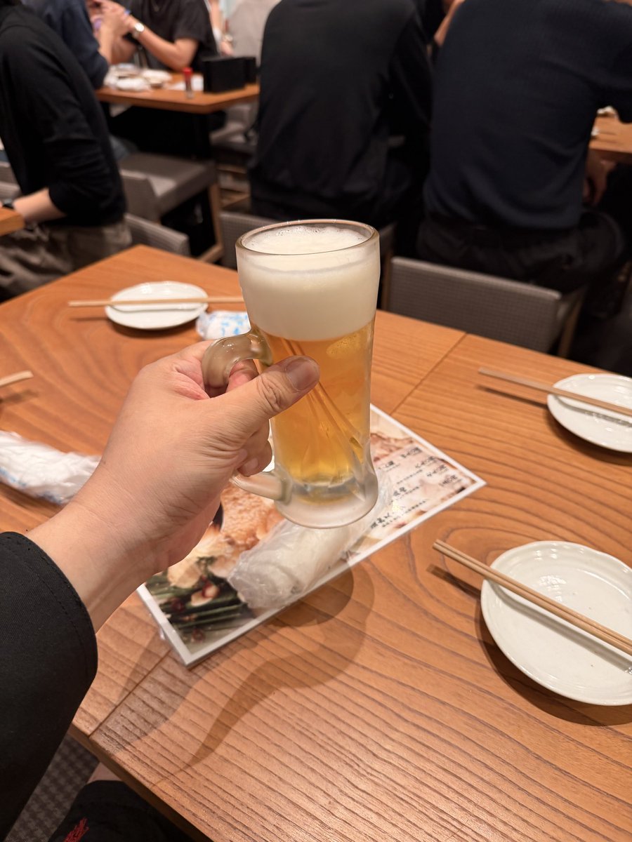 smrfes_game's tweet photo. みんなと飲む酒が1番うめー！乾杯🍻 https://t.co/ZnR1OvXQ26