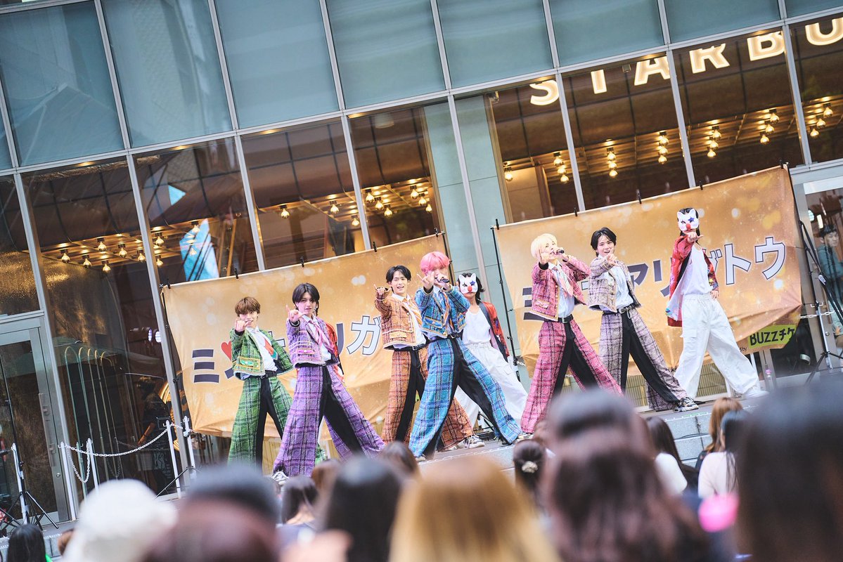 minari_event's tweet photo. 5/23(土)
メンズLIVEフェス.
「ミンナアリガトウ〜歌舞伎町ジャックSP〜」

当日のLIVEの模様を少しだけお届け
100STARS(@100stars_100 ) https://t.co/Z4VAaz29eW