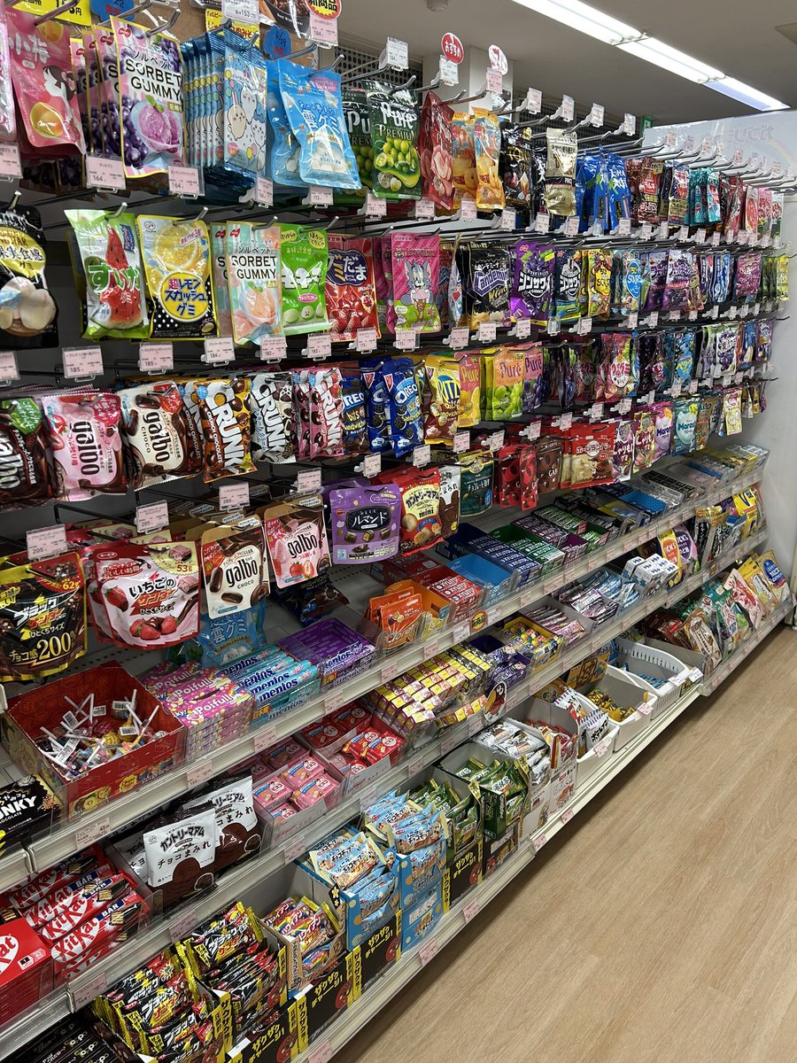 coop_itocon's tweet photo. 吊り下げグミの棚を増やしました
物凄い種類のグミがありますが
中々入荷しないコロロが好きです
今度パイナップルコロロが入ります https://t.co/OWUTc4yQ5d