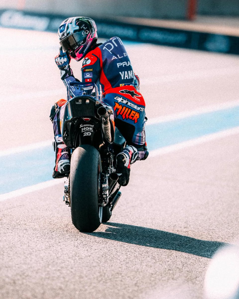 RubCanales's tweet photo. 💥 Jack Miller es crítico con los dispositivos de salida: "¡Hay que quitarlos!".

➡️ "¿El accidente de la curva 1? Jorge (Martín) intentaba quitar el dispositivo, la moto rebotó y, cuando empieza a rebotar, es difícil pararla".

➡️ "Lo llevo diciendo desde Barcelona, desde que vimos dos caídas en la primera curva: hay que quitarlos [los dispositivos de salida]".

➡️ "Así que, en mi opinión, es otra caída relacionada con los dispositivos".

(@crash_motogp) #MotoGP 🇦🇺❌
