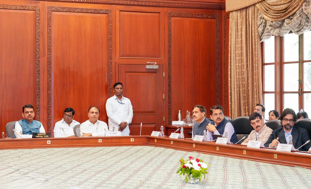 CMOMaharashtra's tweet photo. 🔸CM Devendra Fadnavis chairs a review meeting regarding the Dharavi Redevelopment Project. 
MoS Dr. Pankaj Bhoyar, Mumbai Mayor Ritu Tawde and senior officials were present. 

🔸मुख्यमंत्री देवेंद्र फडणवीस यांच्या अध्यक्षतेखाली धारावी पुनर्विकास प्रकल्पासंदर्भात आढावा बैठक.
यावेळी राज्यमंत्री डॉ. पंकज भोयर, मुंबईच्या महापौर रितू तावडे व वरिष्ठ अधिकारी उपस्थित होते.

🔸मुख्यमंत्री देवेंद्र फडणवीस इनकी अध्यक्षता में धारावी पुनर्विकास परियोजना के संदर्भ में समीक्षा बैठक।
इस अवसर पर राज्यमंत्री डॉ. पंकज भोयर, मुंबई की महापौर रितू तावडे एवं वरिष्ठ अधिकारी उपस्थित थे।

🕧 12.40pm | 8-6-2026📍Sahyadri Guest House, Mumbai | दु. १२.४० वा. | ८-६-२०२६📍सह्याद्री अतिथीगृह, मुंबई.

@Dev_Fadnavis @DRPANKAJBHOYAR @TawdeRitu 
#Maharashtra #DevendraFadnavis #DharaviRedevelopment