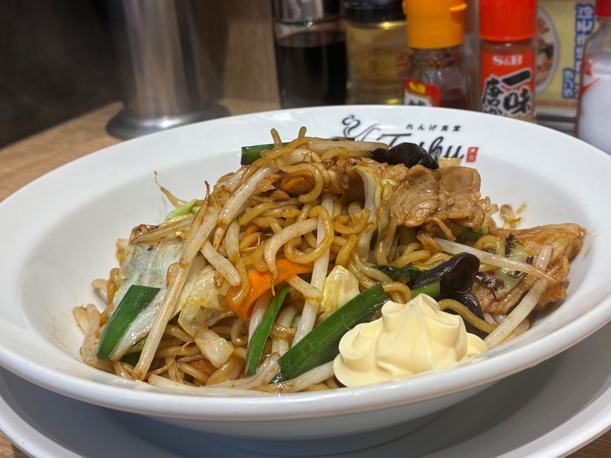 renge_PR's tweet photo. 今日のランチは、れんげ食堂Toshuへ🎶
お目当ては17時まで限定の「ランチソース焼きそば」👀
単品でも満足のボリュームですが、やっぱり餃子（または半チャーハン）を付けたくなるのが人情ですよね🤤 https://t.co/QVIUFKar5u