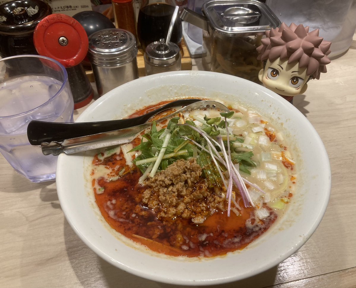 conciliation's tweet photo. 『飯喰ってこい』の指令を受けたので、ラーメン通りへ。

もちろん呪のステッカー目当てです♡

ここのお店の担々麺は味変アイテムがたくさんあって楽しかったし、美味しかった♡ステッカーの大きさ伝わるかな？ https://t.co/me65CWAsS7