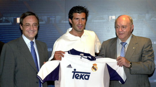 primodelbarrio's tweet photo. Florentino Pérez ha renovado como presidente del Real Madrid.

Llegó prometiendo sanear el club… y lo salvó de la quiebra gracias al gran pelotazo urbanístico que le regaló el PP.

En 2000 el Madrid debía 280 M€ (casi 500 M€ hoy).

El PP recalificó los terrenos de la Ciudad Deportiva (solo uso deportivo) y los convirtió en suelo urbanizable en plena Castellana. Se vendieron a Repsol, Mutua Madrileña, Sacyr y OHL por más de 500 millones.

Te venden que es “buena gestión”. Fue un favor político de libro.