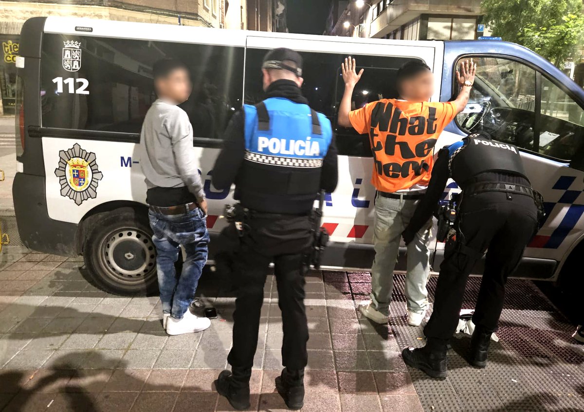PoliciaLocalPal's tweet photo. 👮🤝👮 Policía Local y @policia refuerzan la seguridad en Rizarzuela con un dispositivo de control de acceso

•La actuación forma parte de las medidas de vigilancia y prevención que se desarrollarán durante el verano en esta zona

⬇️⬇️⬇️ https://t.co/JsQUl0O96K