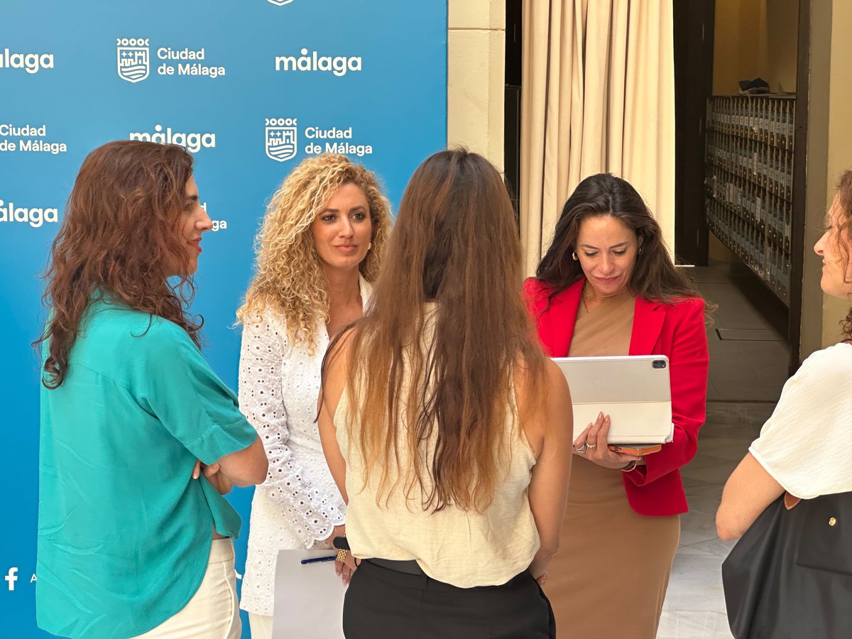empleaMLG's tweet photo. 📢 Málaga se prepara para acoger el mayor congreso de eCommerce, Social Media y Marketing Digital del sur de Europa.

El próximo 19 de junio, el FYCMA reunirá a profesionales, empresas, emprendedores y expertos del sector digital en una cita que vuelve a situar a Málaga como referente en innovación, comunicación y transformación digital.

Durante la presentación del evento, la diputada de Empleo ha animado a los emprendedores y empresarios de la provincia a aprovechar esta oportunidad única para conocer tendencias, generar contactos y descubrir nuevas herramientas que impulsen la competitividad de sus proyectos.

🚀 Una jornada para aprender, conectar y seguir construyendo el futuro digital desde Málaga.

#eCongressMalaga #MarketingDigital #SocialMedia #eCommerce