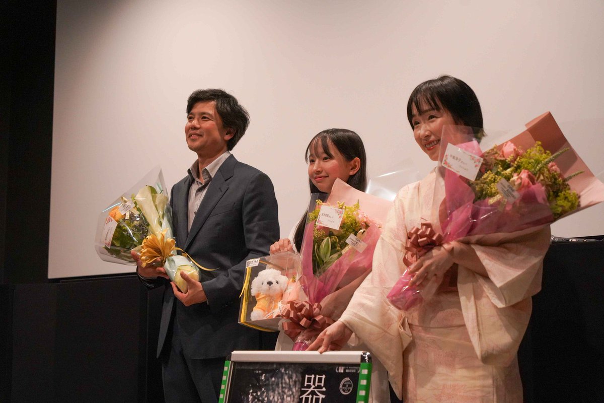 junjunjun730's tweet photo. 映画『器』

6/6・7のあまや座舞台挨拶回は、お陰様で無事終了致しました。

ご来場くださった皆さま、あたたかく迎えてくださったあまや座スタッフの皆さま、本当に有り難うございました。

『器』は6/12まで上映中です。
是非宜しくお願い致します。

#映画器 #あまや座 https://t.co/vTS2F9stjr