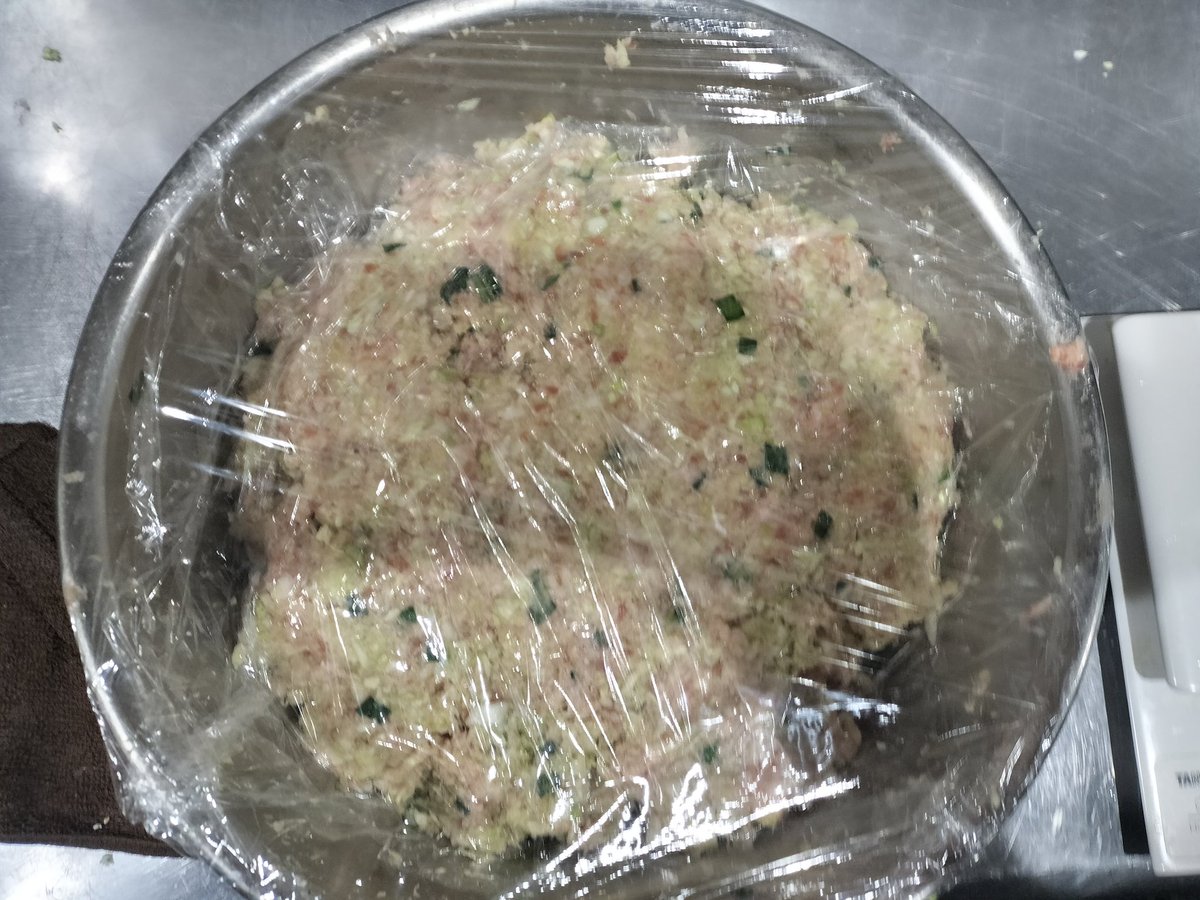 melonnenagy1009's tweet photo. 隣の姉妹店に最近いて、餃子をつくってるため自宅で（笑）

ひっくり返すのは諸々の事情でできなく、汚い盛り付けですが味はオッケー🤣 https://t.co/dH4bnY4tV6
