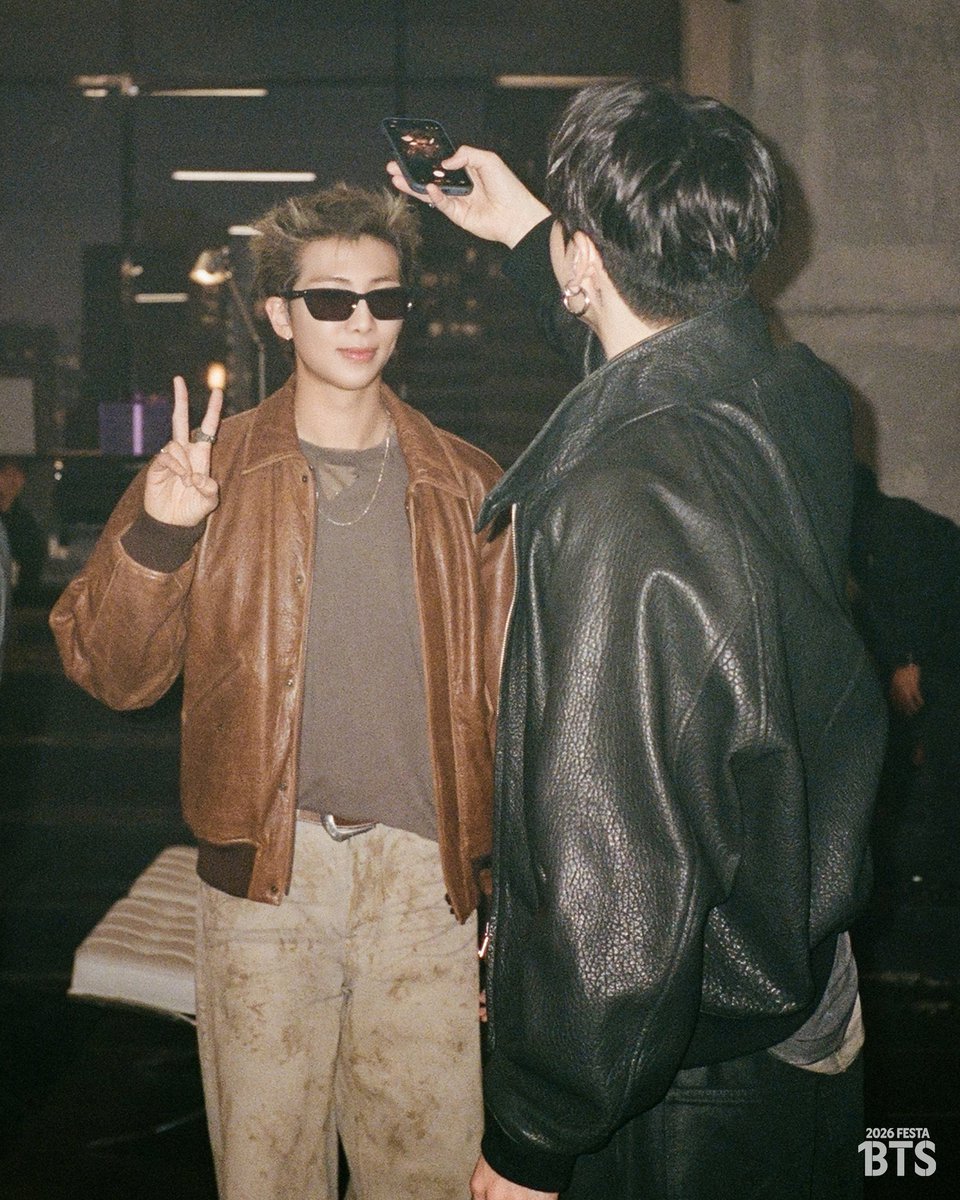 kimguguk's tweet photo. Jungkook subiendo a namjoon a sus instantáneas en instagram 😭💜 https://t.co/3Wm0fxcZDC