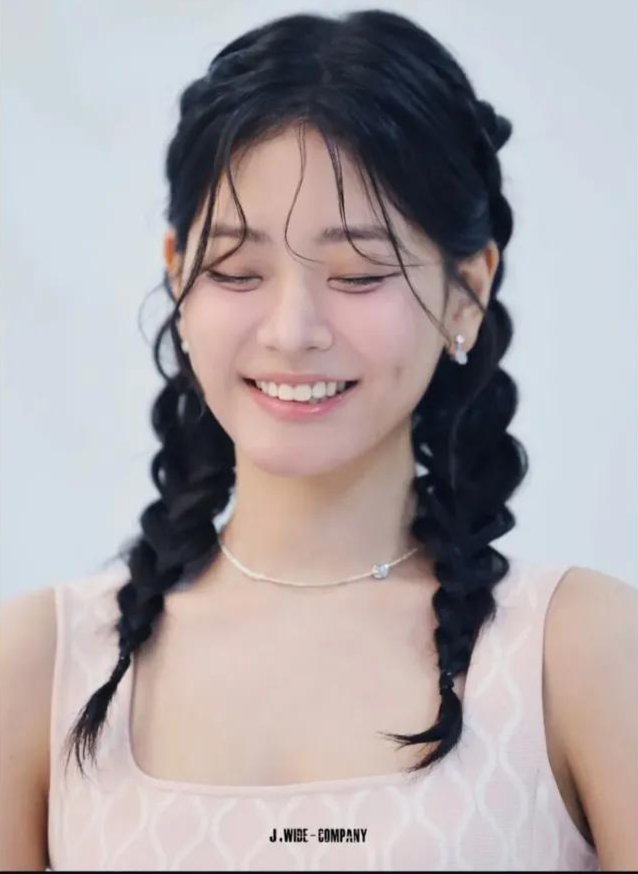 Amore_1026's tweet photo. Both are braided, the only difference is, the previous one is pig tail.  It suits her because she is really beautiful.  🥰 https://t.co/Xv4vGDcrka