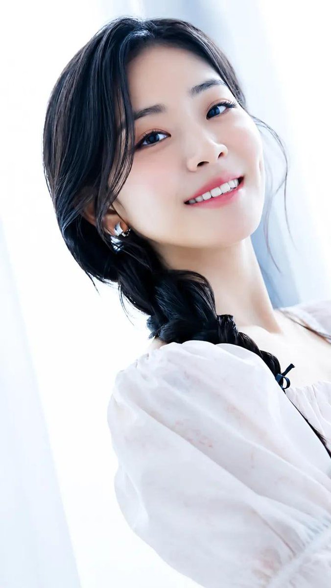 Amore_1026's tweet photo. Both are braided, the only difference is, the previous one is pig tail.  It suits her because she is really beautiful.  🥰 https://t.co/Xv4vGDcrka