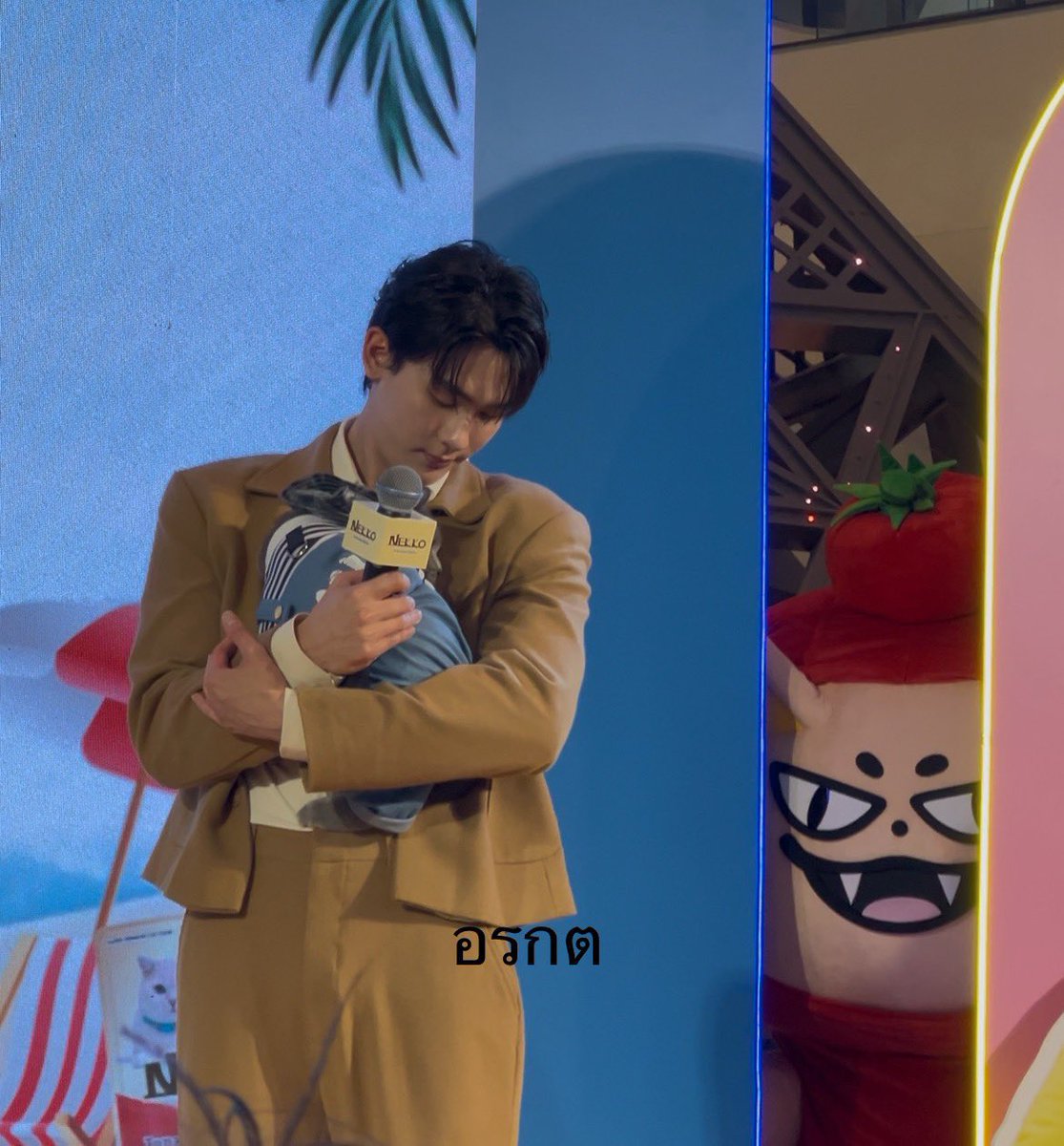 _itsmeworjor's tweet photo. เด็กที่หวงผู้ปกครองที่ฉุด ปปห้ามมีลูกเพิ่ม พ่อบุ๊คไปอุ้มพิเหมียวก็ยืนจ้อง ( ห้าม คัย ขโมย ปป พ่อบุ๊ค ของ ฟ้อก 💢💢 ) https://t.co/ULhuvJ8ZTs