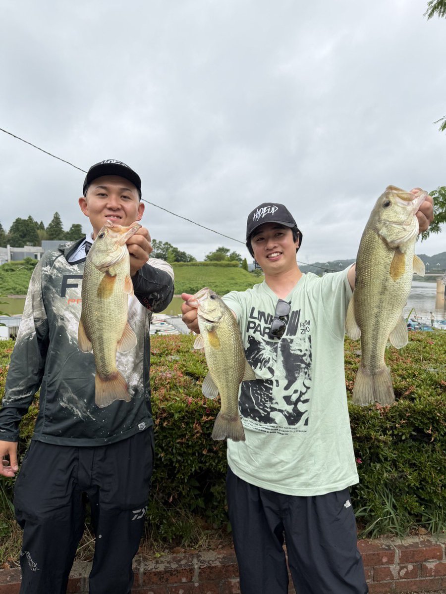 hu_tomason's tweet photo. 昨日は高滝湖でアタックカップに参加してきました!
数日前の台風の影響で本湖はカフェオレに😅
新製品のバグスパイクのネコリグで43cmでした🙌🏻
帰りながらギル系ワームでもう1匹キャッチして2本でした〜
ひなとと2人で入賞しました✌🏻
次は優勝💪🏻
#hideup #釣り #バス釣り #fishing #高滝湖 https://t.co/4YKbQ84Y5q