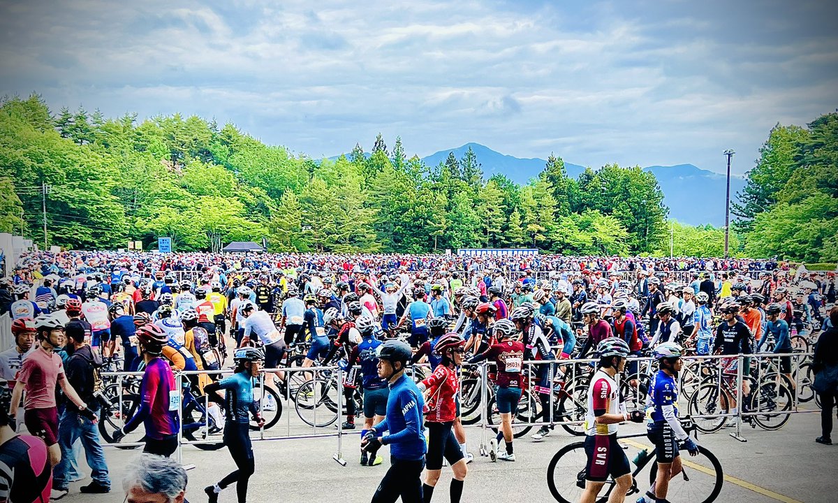 amsfh150's tweet photo. "来年の富士ヒルへのスタート地点"
そういう位置付けで臨んだ、今大会…😐

今あるものは出し切った…何とか完走した…
今年はそれで合格です☆😊

でも、来年に向けてやるべき事は山積み…
頑張るっきゃ…ないですね〜😅 https://t.co/SFgjVnT20s