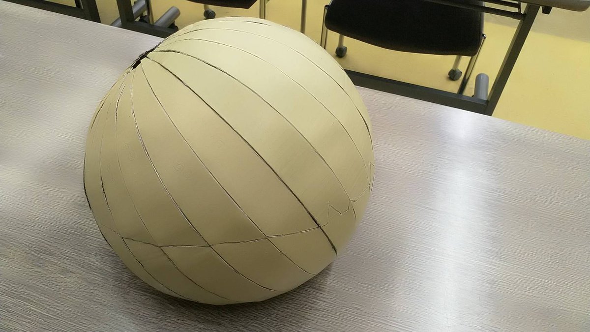 Macochin's tweet photo. 偽マフティ原紙を流用した球体マスク、無事組めました。
懸念してたサイズも予想以上に余裕があって一安心です。
明日は頭の固定のため内部にリングかスポンジを張りこむ所存。
これが何に化けるというのか…（現在候補2つあり） https://t.co/FJq2QXBo0H