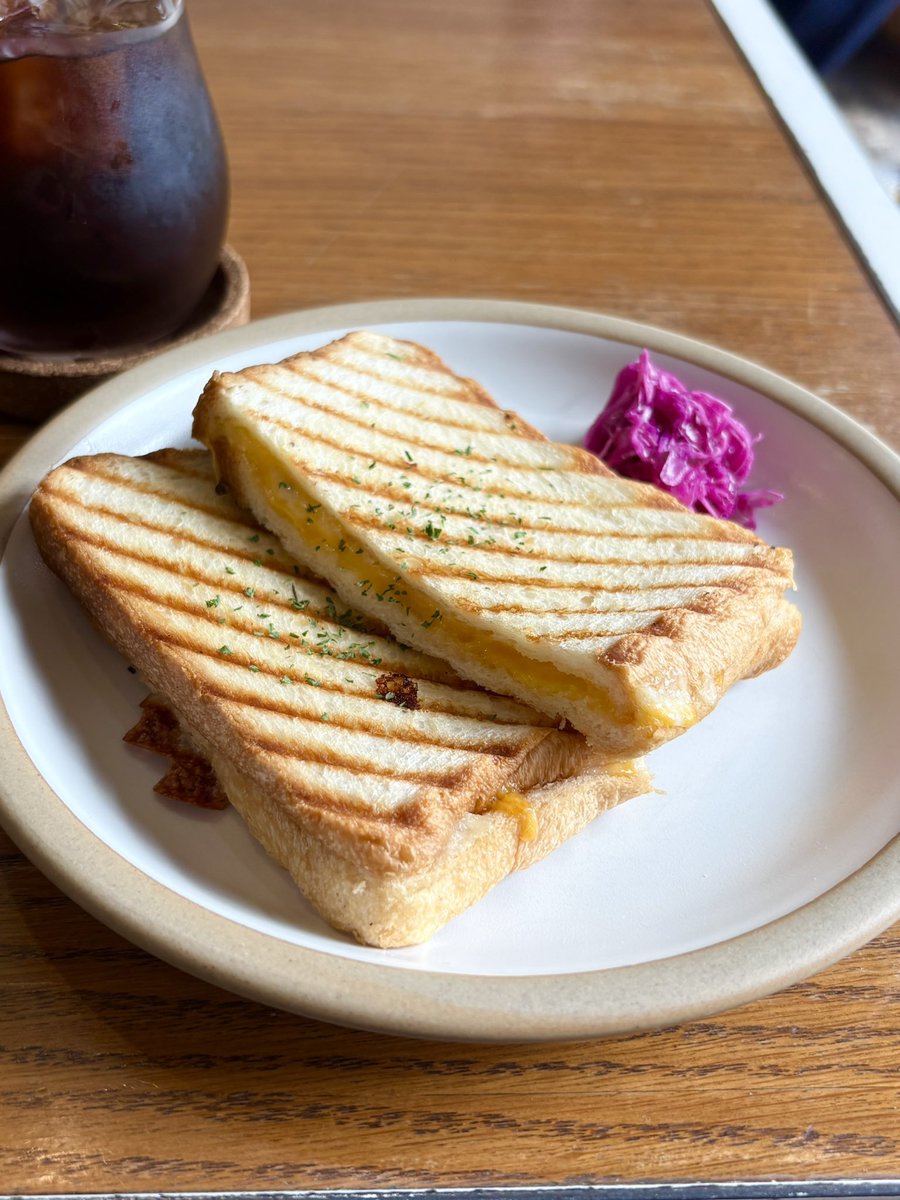 choco614cheese's tweet photo. YOUR DAILY COFFEE上町店
グリルチーズサンド
さっくり焼かれた食パンの間にチーズ。ハチミツ？入りなのか甘さがあって、食事系のあまじょっぱさがそこまで得意ではない私にはヒットしなかったかも
美味しくはあったけど！ https://t.co/9by01oNE4n