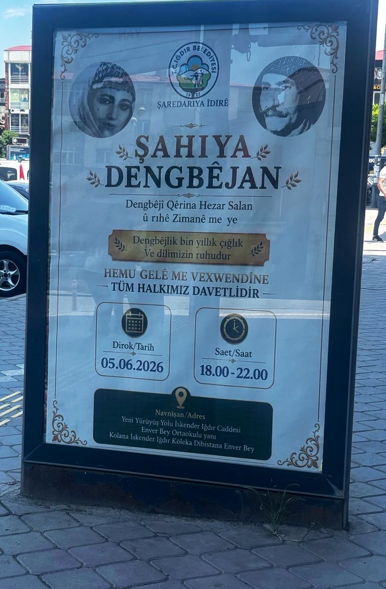 batuhancolak33's tweet photo. Iğdır Belediyesi’nin kenti donattığı afişler.

Başlığı Kürtçe verilen afişte, bazı metinlerin Türkçe karşılığının olmadığı görülüyor.

Anayasa’ya açıkça aykırı.

Birileri çıkıp da “Kürtçeden bu kadar rahatsız olmayın, Kürt vatandaşlarımız orada çoğunlukta” falan demesin.

2019’da MHP, belediye başkanlığını 1.500 oy farkla kaçırmıştı.

Hatta o dönem, Meral Akşener’in bizzat kendi ifadesine göre, aynı ittifakta olmamalarına rağmen MHP kazansın diye İYİ Parti Iğdır’da belediye başkan adayı çıkarmamıştı.

Kaldı ki tam tersi olsa bile, kamu eliyle çift dil olmaz.