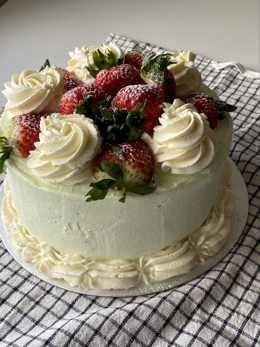 peaaachesxx's tweet photo. Strawberry chiffon cake <3 https://t.co/Iwfh7SAjh2