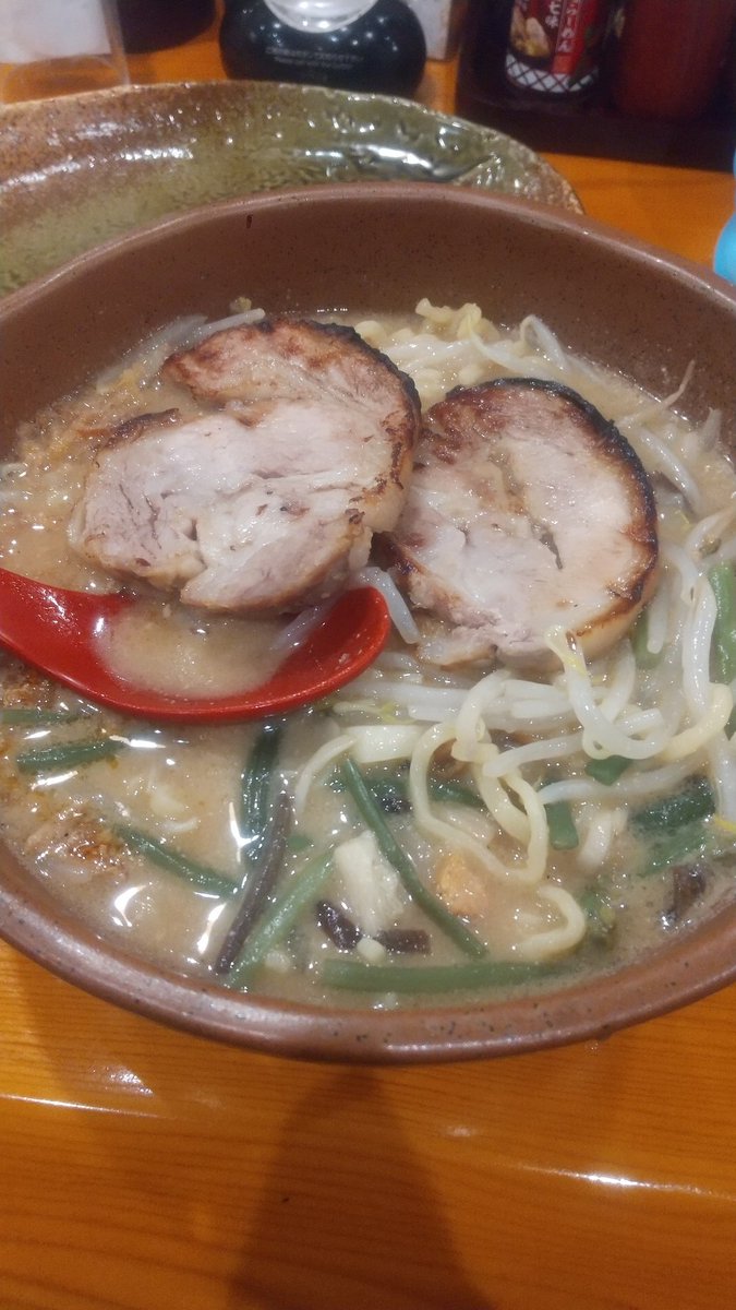 leftsidevisions's tweet photo. しかしチャーシューを忘れられてたのでトッピングで後のせ(笑)
チャーシューも味噌が染み込んで美味しい🎵

隣の席の関西訛りの��ちゃんがスタッフさんに難癖付けて無銭で店から逃走。ひでぇΣ(; ﾟДﾟ)

お腹満足して雀荘さんへ戻る。
駐車場満車(*T^T)

もういい。俺は真面目に平日に呑む🙇で、帰宅。 https://t.co/jOqI72WWvN