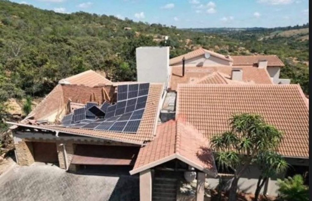 AladyPL's tweet photo. Surely the house owner uyazi solar for this 🤞🏻😭 https://t.co/VKQ5OPmfDt