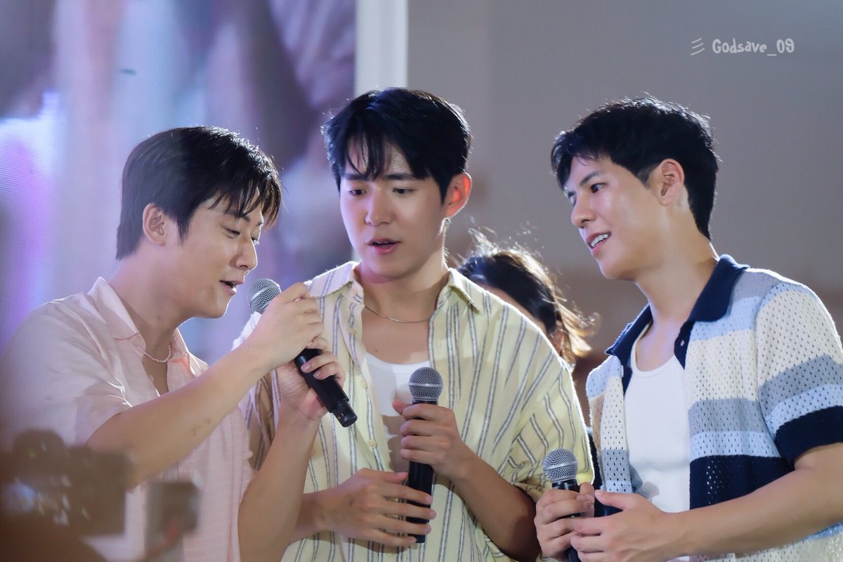 GodSave_09's tweet photo. เป็นรูปที่ถ่ายเองได้มั้ยคะในงานดมดล่าสุด
สิ้นปีที่ผ่านมากะว่าจะเพลาๆการส่งผชด  แต่พอดมดประกาศพซต 3 คน แล้วมีงานอีเวนต์ด้วย ก็อยากไปเห็น 3 หนุ่มพร้อมกันด้วยตาซักครั้ง อยากเก็บรูปไว้เป็นความทรงจำ 

#คัลแลน #พี่จอง #น้องแดน https://t.co/F1wf7tFw7m