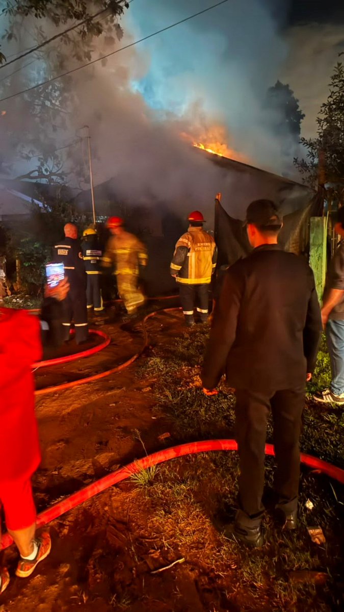 Limiteinforma's tweet photo. Puerto Iguazú: Una vivienda de madera fue  consumida por un incendio, generando importantes pérdidas materiales  para su propietaria  https://t.co/ftpVXcuxzD https://t.co/RMFFYItYeY