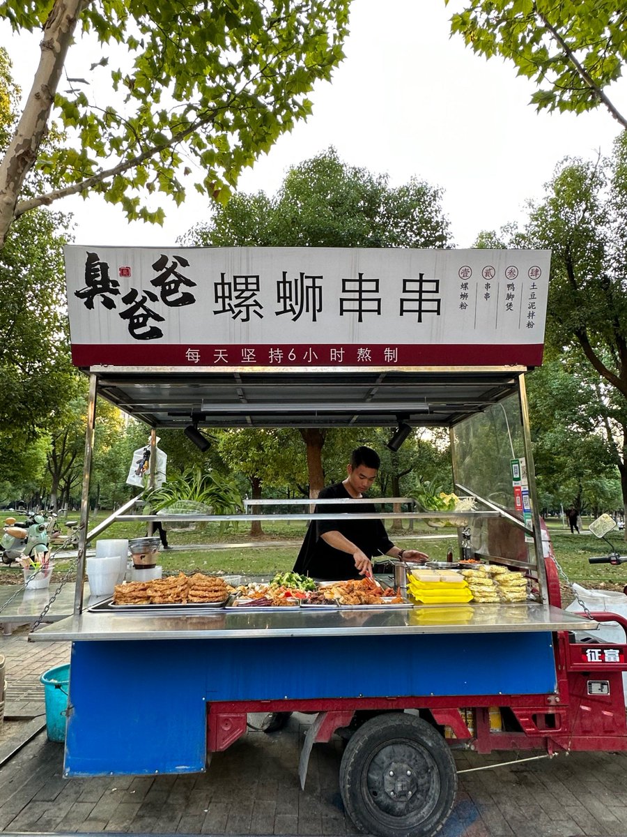 GeekNewsUpdates's tweet photo. Craving late-night snacks This crispy fried skewer with chili flakes on a busy street hits different! https://t.co/Oo7WUVeeUA