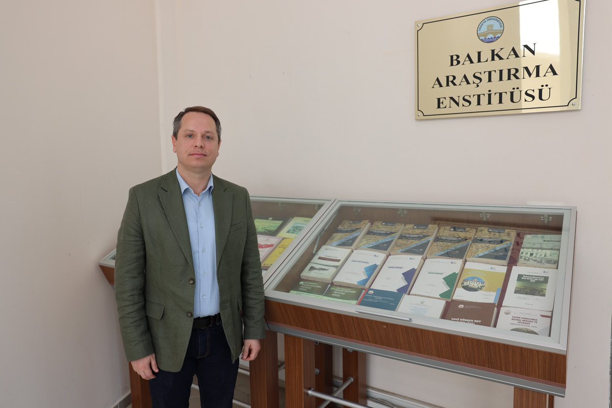 trakya_univ's tweet photo. BALKANLARDA ASIRLIK DAYANIŞMA RUHUNUN ADI: TEFERİÇ ŞENLİKLERİ
Balkanlar’da, özellikle Bosna-Hersek ve Sancak bölgelerinde baharın gelişini kutlamak ve toplumsal dayanışmayı güçlendirmek amacıyla düzenlenen Teferiç şenlikleri, yüzyıllardır yaşatılan önemli bir kültürel gelenek olarak varlığını sürdürüyor. Hıdrellez döneminde başlayan ve insanları bir araya getiren bu etkinlikler; piknikler, halk oyunları, müzik dinletileri ve çeşitli kültürel faaliyetlerle kutlanıyor.
Trakya Üniversitesi Balkan Araştırma Enstitüsü Öğretim Görevlisi Dr. Behçet Loklar, Balkan coğrafyasının önemli kültürel miraslarından biri olan Teferiç şenliklerinin tarihîi kökenlerini ve günümüzdeki yansımalarını anlattı.
Teferiç kelimesinin Osmanlı Türkçesindeki “teferrüç” (eğlenmek amacıyla yapılan gezinti) kelimesinden türediğini belirten Dr. Behçet Loklar, bu etkinliklerin geçmişten günümüze insanları bir araya getiren en önemli kültürel unsurlardan biri olduğunu vurguladı.
Osmanlı Döneminde Tasavvuf ve Teferiç Kültürü
Osmanlı döneminde Balkanlar’daki tasavvuf geleneği ile Teferiç şenliklerinin iç içe geçtiğini ifade eden Dr. Loklar, şu bilgileri paylaştı:
“Osmanlı kaynaklarına göre mayıs ve haziran aylarında Saraybosna’daki Mevlevi dervişleri ve halk, ‘Şeyh Korusu’ olarak bilinen bölgede bir araya gelerek Mevlevi ayinleri icra eder, misafirlere helva ikram ederdi. ‘Mevlevi Teferiçi’ olarak bilinen bu geleneğin yanı sıra esnaf loncaları ve Boşnak beyleri tarafından düzenlenen teferiçlerde de ziyafetler verilir, helva sohbetleri yapılır ve geleneksel oyunlar oynanırdı.”
Gelenek Modern Festivallerle Yaşatılıyor
Loklar, teferiç geleneğinin günümüzde Bosna ve Sancak kültürünün canlı bir parçası olduğunu dile getirdi.
Teferiç şenliklerinin Balkanlar’ın yazılı olmayan kültürel mirasında çok önemli bir yere sahip olduğunu ifade eden Loklar, “Günümüzde düzenlenen hafta sonu piknikleri bu dayanışma ruhunu yaşatmaya devam etmektedir. Büyük organizasyonlarda geleneksel kıyafetlerle halk oyunları sergilenmekte, Boşnak halk müziğinin önemli örnekleri olan sevdalinkalar eşliğinde konserler düzenlenmektedir. Etkinliklerde okunan ilahiler ve gerçekleştirilen söyleşiler ise geçmişte olduğu gibi bugün de manevi bir atmosfer oluşturmaktadır.” dedi.