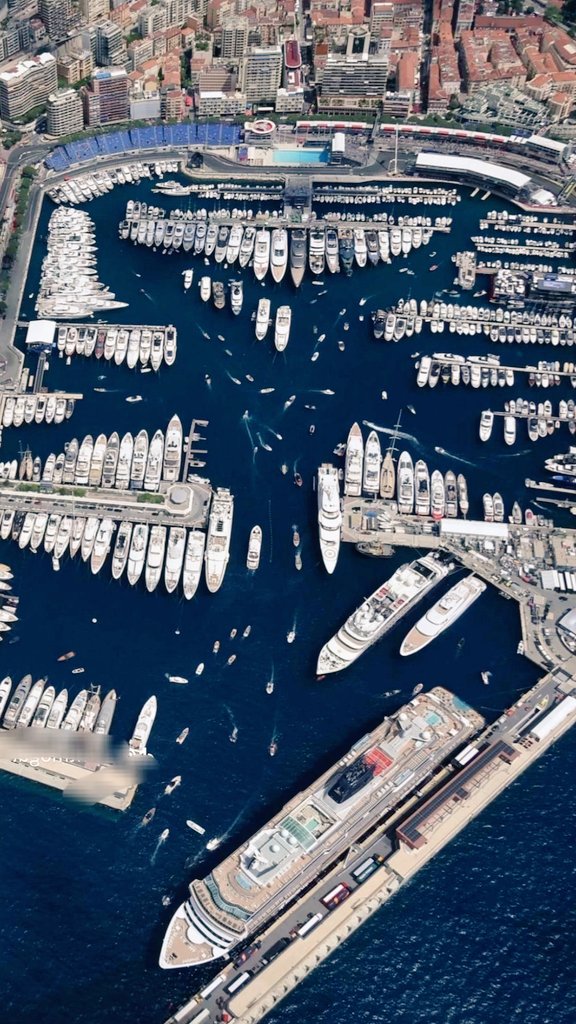 ThamesPaul's tweet photo. Every yatch had dozens of women. Beautiful women are everywhere, successful men are not. https://t.co/Hi69ifL2Qx