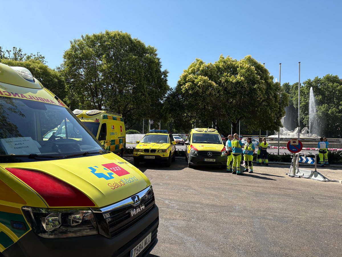 112cmadrid's tweet photo. 🚑 Continúa desplegado el dispositivo especial del #SUMMA112 durante la visita del Papa. 

Su labor se centra en el apoyo a la asistencia sanitaria a la comitiva papal, la supervisión en los distintos escenarios y la coordinación en incidentes complejos o de múltiples víctimas si los hubiere.

#ASEM112