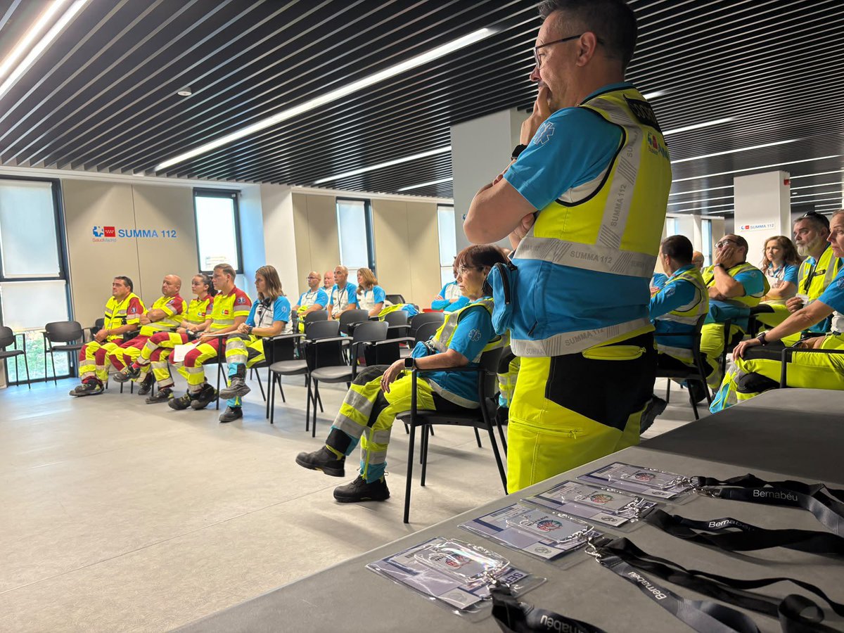 112cmadrid's tweet photo. 🚑 Continúa desplegado el dispositivo especial del #SUMMA112 durante la visita del Papa. 

Su labor se centra en el apoyo a la asistencia sanitaria a la comitiva papal, la supervisión en los distintos escenarios y la coordinación en incidentes complejos o de múltiples víctimas si los hubiere.

#ASEM112