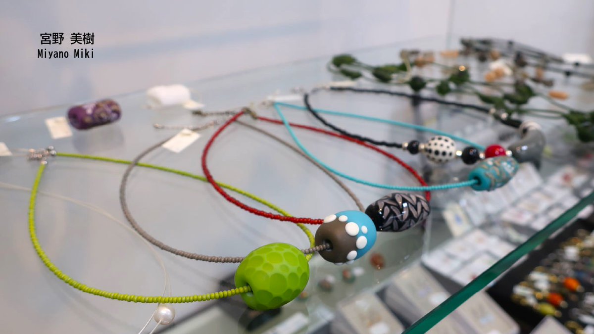 lampwork_museum's tweet photo. ☆-作品入荷のお知らせ-☆

〇宮野 美樹
重なり合うシンプルな模様・形の中に面白さを加え、
身に着けた時に思わず笑みがこぼれるような…素敵なアクセサリー。

ミュージアムショップにて販売中♪
ぜひご来館ください。

#宮野美樹 #とんぼ玉 #帯留 #とんぼ玉アクセサリー #ガラス https://t.co/J7NLYoS5Jx