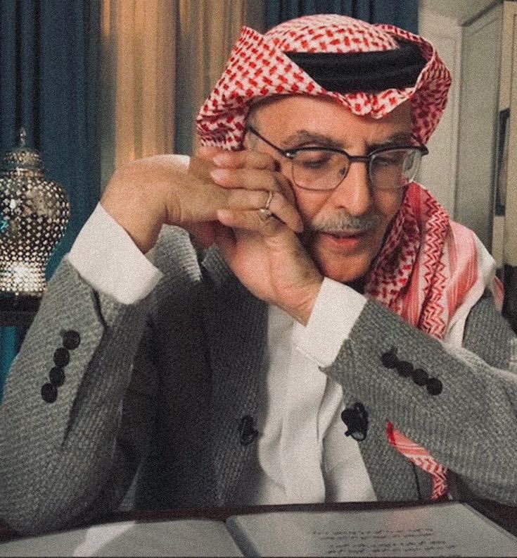 Radicalih90's tweet photo. تقول الكاتبة أحلام مستغانمي في لقاء تلفزيوني تحدثت فيه عن زيارة الأمير الراحل الشاعر بدر بن عبد المحسن عندما زارها هو وزوجته في منزلها في بيروت قالت إن زوجته كانت تطلب منها إقناعه بكتابة قصيدة بينما كان هو متوقفا تماما عن كتابة أي شيء جديد فطلبت منها أن تذهب إلى بيت أهلها وتبتعد عنه... 
فالشاعر في رأيها لا يكتب إلا تحت وطأة الغياب لا يكتب حين يملك الأشياء كاملة بل حين يفقد شيئا منها فالقصيدة ابنة المسافة وما دام الحب حاضرا بكل تفاصيله اليومية فلن يجد الشاعر ما يقوله.. كانت ترى أن بعض النساء من فرط حبهن يسرقن من الشعراء المادة الخام لقصائدهم يمنحنهم حضورهن كاملا فلا يبقى للحنين ما يفعله ولا للانتظار ما يقوله ولا للشوق ما يكتبه
فالكتابة شأنها شأن الحب تحتاج إلى فجوة صغيرة يتسلل منها الحنين وما إن يختفي الغياب تماما حتى تفقد الكلمات سبب مجيئها.. لذلك قالت لها وكأنها تدافع عن حق القصيدة في الوجود لقد سرقتي منه المسافة فغاب عنه الإلهام.