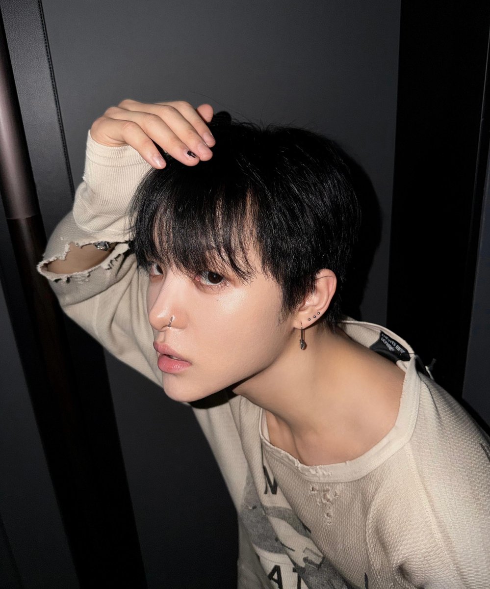 3i4247486's tweet photo. 아니 지훈이 인스타 올라왔는데 흑발인데????????존나이뻐미쳣나요 지훈아 https://t.co/NmgWAxTnpL