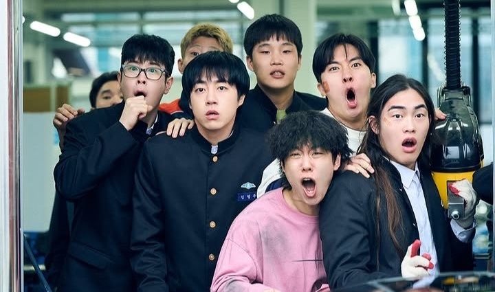 TarizSolis's tweet photo. Kasusnya sendiri makin pelik seiring bertambahnya episode yg disatuin benang merah yg nggak akan kuungkap di sini. Ada yg dibawain ngelawak total, tapi ada pula yg berada di ranah drama menyesakkan dada sekalipun tetap dibumbui humor yg ngebantu penonton biar nggak sepaneng dengan isunya yg triggering. Jika ada yg agak menggangguku adalah cara gambarin karakternya yg seringkali one-dimensional. Beberapa diceritain jadi korban sistem, lainnya ya cuma pengen jahat aja tanpa pernah dikupas, apa yg menyebabkan mereka di posisi ini?

Sepertinya keinginan kedepankan banyak contoh kasus serta mungkin kekhawatiran bikin penonton jenuhlah yg sebabkan series ini enggan mengelupas lebih dalam para karakternya. Tapi emang, sebagai sajian hiburan ini udah berhasil menggaet sedari awal & kritik pedas yg dilontarin pun terasa relevan dimanapun kamu berada (apalagi jika tinggal di Ind*uhuk uhuk*). Dari sekolah yg menutupi kasus penting demi reputasi, masyarakat yg terobsesi status, sampai paling utama soal bobroknya sistem pendidikan yg diabaikan oleh pemerintah.