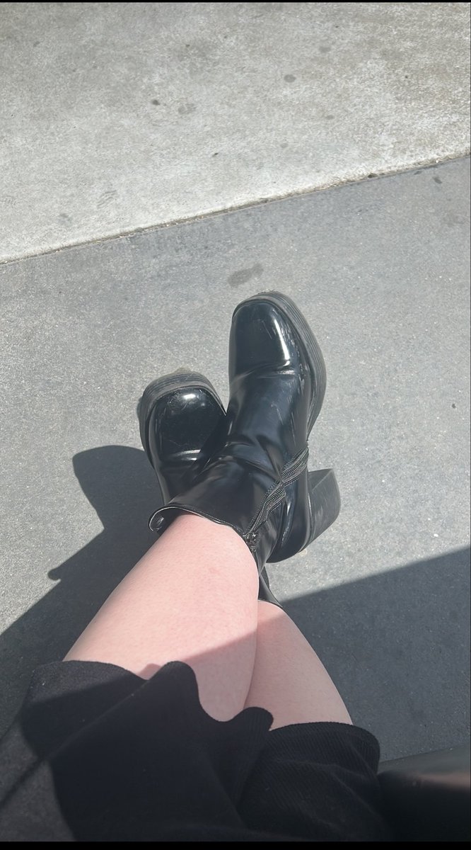 Lia_domination's tweet photo. Viens les nettoyer 🐶🦶🏻👅
#Bottes #Cuire #Footfetish #Larbin #Soumis https://t.co/JxxcyTYMPb