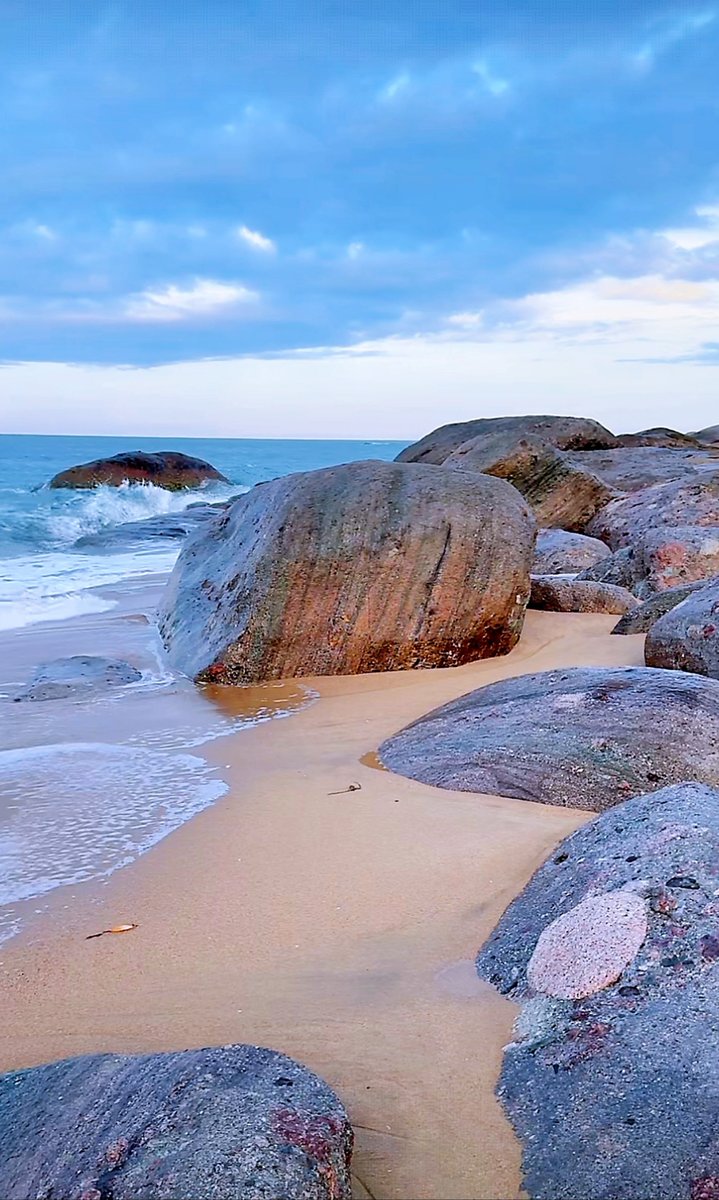 RossBarrett12's tweet photo. Just stumbled on a hidden coastal cove in Cornwall, where the waves sing old sea shanties and salt air sticks to your skin like a warm hug. No crowds, just endless blue and the best post-vacation calm. ， https://t.co/kmlFWRdS7q