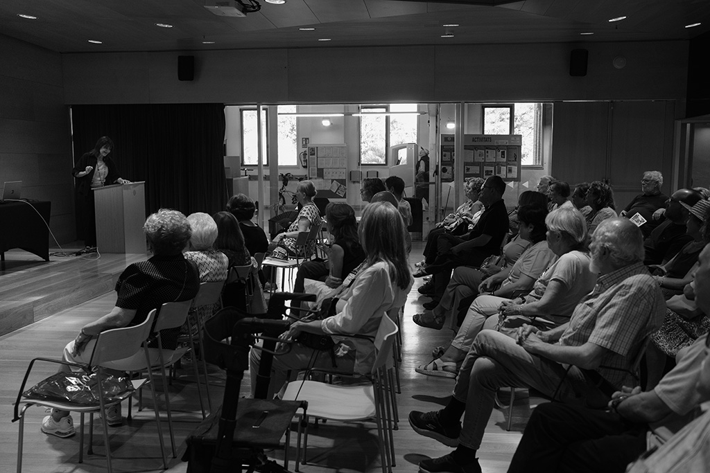 CoiaValls's tweet photo. A la Biblioteca Tecla Sala, d'Hospitalet, amb "El somni de Gaudí" (@penguinllibres), de la mà d'en Francesc i de @PerutxoLlibres1. Feliç per l'acollida i pel reencontre tan especial amb els lectors i lectores de la ciutat.

Fotos: ©xrtrigo.
Més fotos a > https://t.co/2NSdghGvjD https://t.co/oI2aJVyTDZ