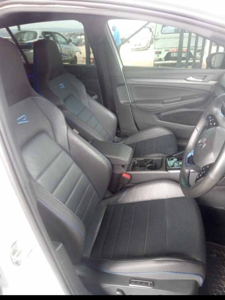 BoitumeloCaleb's tweet photo. What's the maximum you'd bid before the dealers ruin the fun?🤔 
R350 000*: pre-bidding 
2024 Volkswagen Golf 8R DSG 
Retail Value: R917 000*
(5 937 km) 
At this point you're not buying a used Golf R... You're rescuing a brand-new one from the auction yard. https://t.co/oreTC4Sxuq