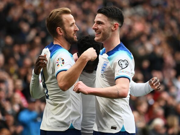 UtdXclusive's tweet photo. 🚨🗣️ Gary Neville:

"When Manchester United signed Bryan Robson, Ron Atkinson said something along the lines of ‘this is no risk, this is gold - I think Harry Kane would have been that for United, that would have been gold. You [Ferdinand] joining from Leeds, Wazza [Rooney] joining from Everton, Roy Keane from Nottingham Forest – those are all 'gold'.

If Sir Alex Ferguson was still in charge of Man United he would never have allowed Harry Kane to be anywhere else, he would have made sure he came to Old Trafford.

Declan Rice would have been the same. Sir Alex would have been all over those two."

[@RioMeets]