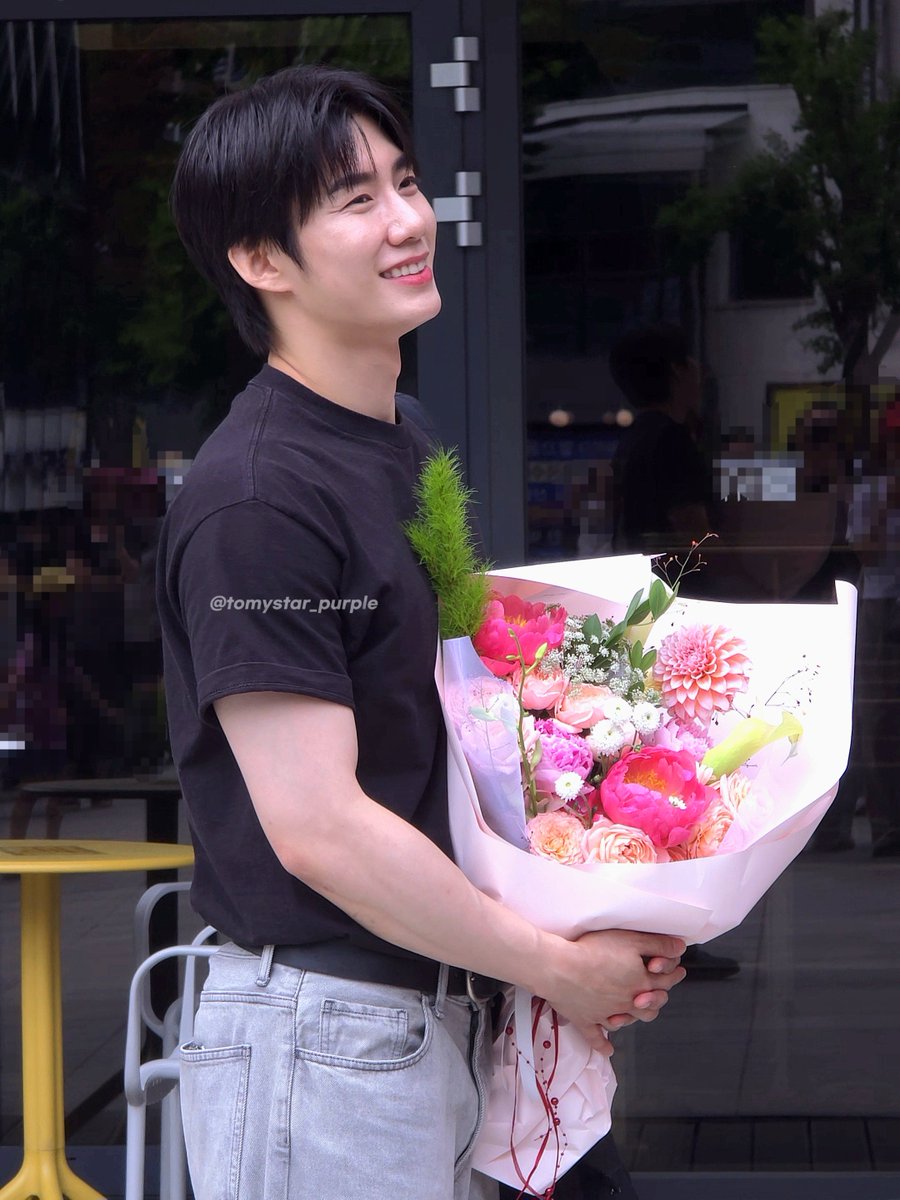 tomystar_purple's tweet photo. 260606 화이트래빗 레드래빗
퇴근길 #손우현 

얼굴도얼굴인데진짜팔뚝이자꾸시끄러워서 https://t.co/PehV0u6CvV