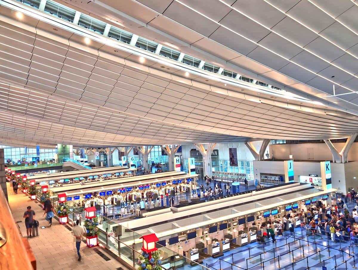 PenGriKeith's tweet photo. 2026.6 東京エアー日帰り③(羽田空港にて)
目的を達し羽田空港に戻る。富山羽田と初めてのカードラウンジ体験。ひと時の静粛とフリードリンク、ありがたかった。第三ターミナル～第一、第二と散歩。大絵馬を見て、飛行機の車輪止めるチョークを再利用したお守りを買い求めた。 #羽田空港 #HDR #お土産 https://t.co/A44Y7s3zmJ