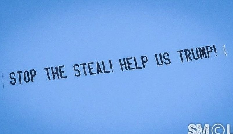 JackStr42679640's tweet photo. 𝗦𝗞𝗬 𝗠𝗘𝗦𝗦𝗔𝗚𝗘: A banner reading “STOP THE STEAL! HELP US TRUMP!” was flown over Santa Monica Bay on Sunday as vote counting continued in California's governor and Los Angeles mayoral races.

https://t.co/PxvK2gFqCR https://t.co/uoXgMdp8fw