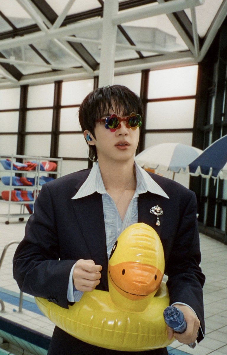 Livheartt's tweet photo. How the fuck is a man wearing flower sunglasses and a fucking yellow duck floaty still look this attractive??? 🧍🏻‍♀️ https://t.co/Dp3Q2h0Udt