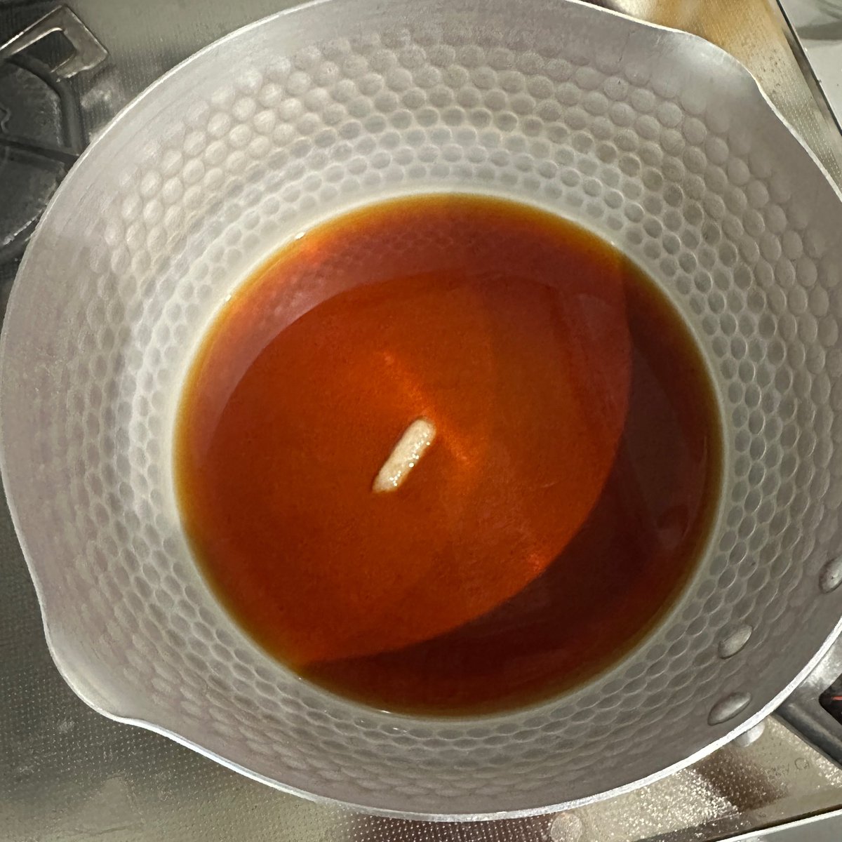 syunkon0507's tweet photo. ①鍋に砂糖大1、醤油大1と1/2、チューブにんにく4cm、水100ml、水にくぐらせた鶏モモ1枚(300g)を入れる

②中火にかけ沸騰したら蓋をし弱〜中火で8分(放置でOK)、裏返して再度蓋をし6分火にかける(煮詰まらないかかたまに様子見て)

③蓋を取り(生の部分があれば下にし)タレにとろみがつくまで煮詰める https://t.co/14tJfJGskh